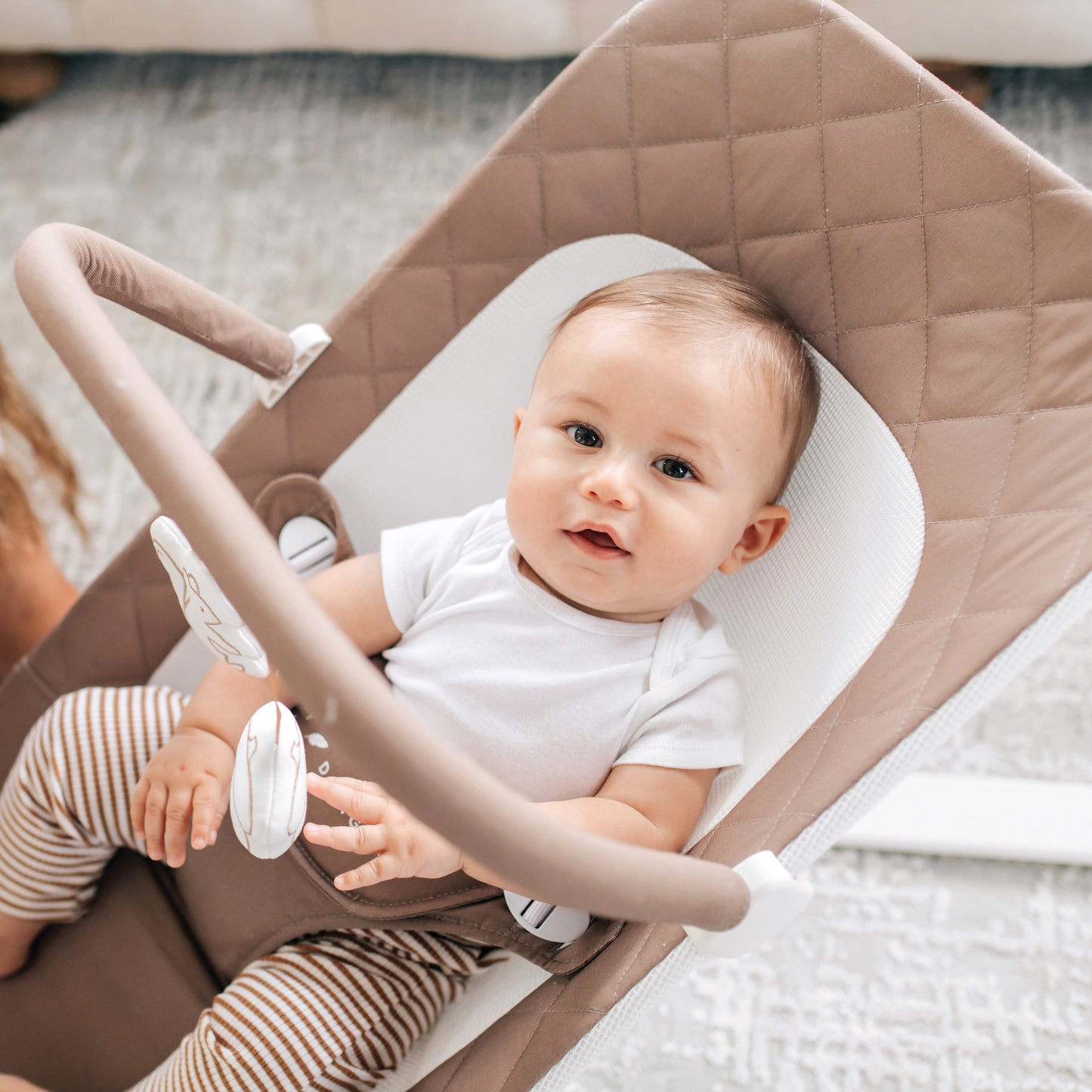 NUBABY™ – Leichter faltbarer Baby-Schaukelstuhl mit Organic Cotton Bezug | Natürliche beruhigende Bewegung & reisefreundliches Design