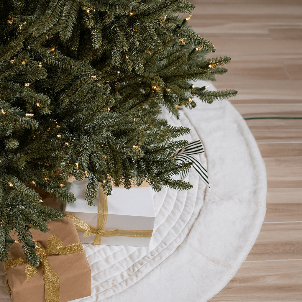 MildlyMama - Balsam Hill Style Artificial Xmas Tree - Pre - lit Christmas Tree, Full Evergreen Body with Warm LED Lights